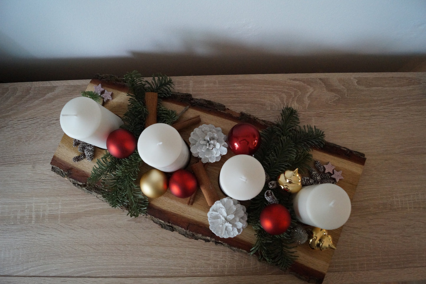 Adventsgesteck aus Eichenholz | Handgefertigter Adventskranz mit Rinde & Kerzendorn