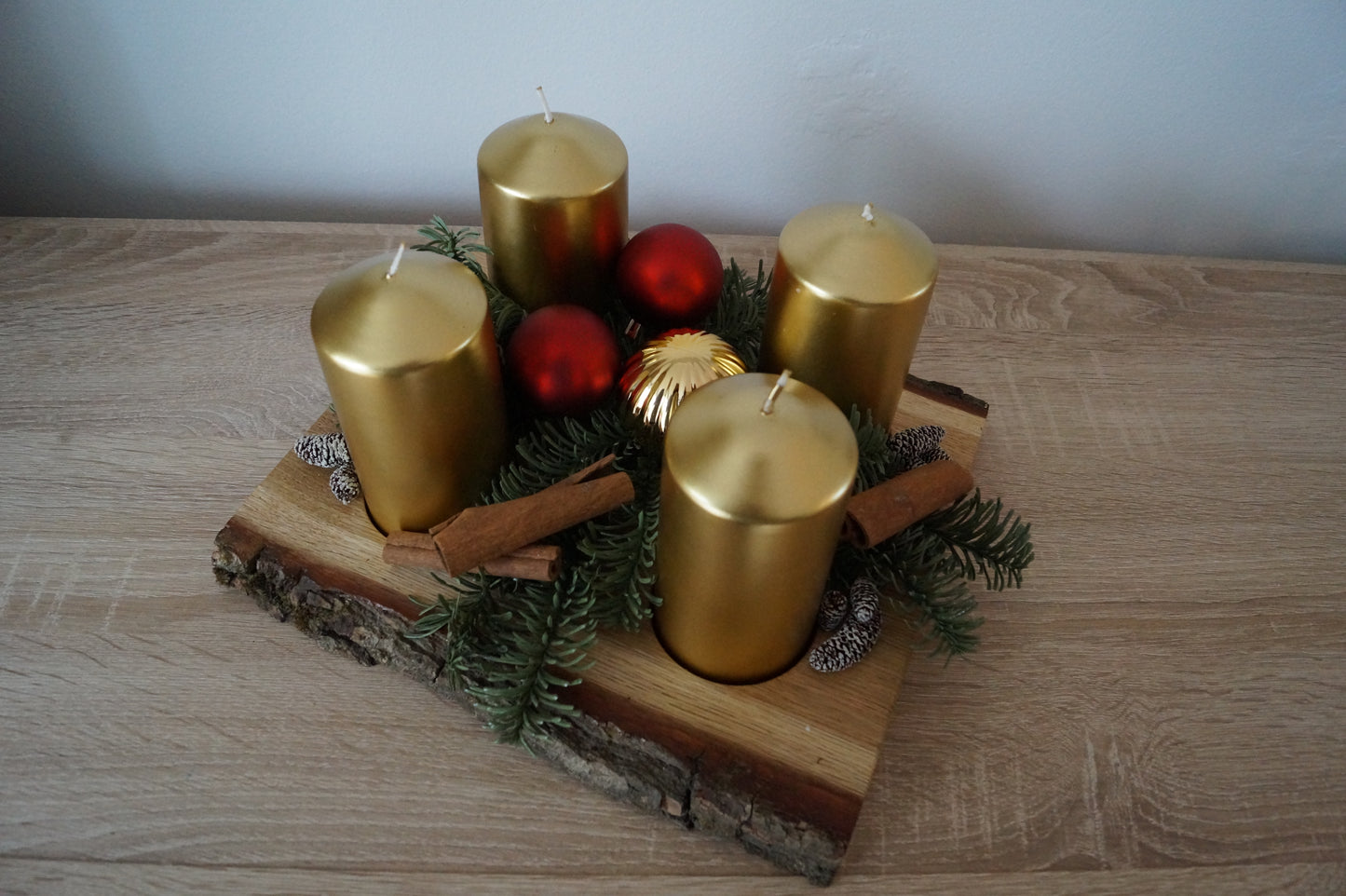 Adventsgesteck aus Eichenholz | Handgefertigter Adventskranz mit Rinde & Kerzendorn