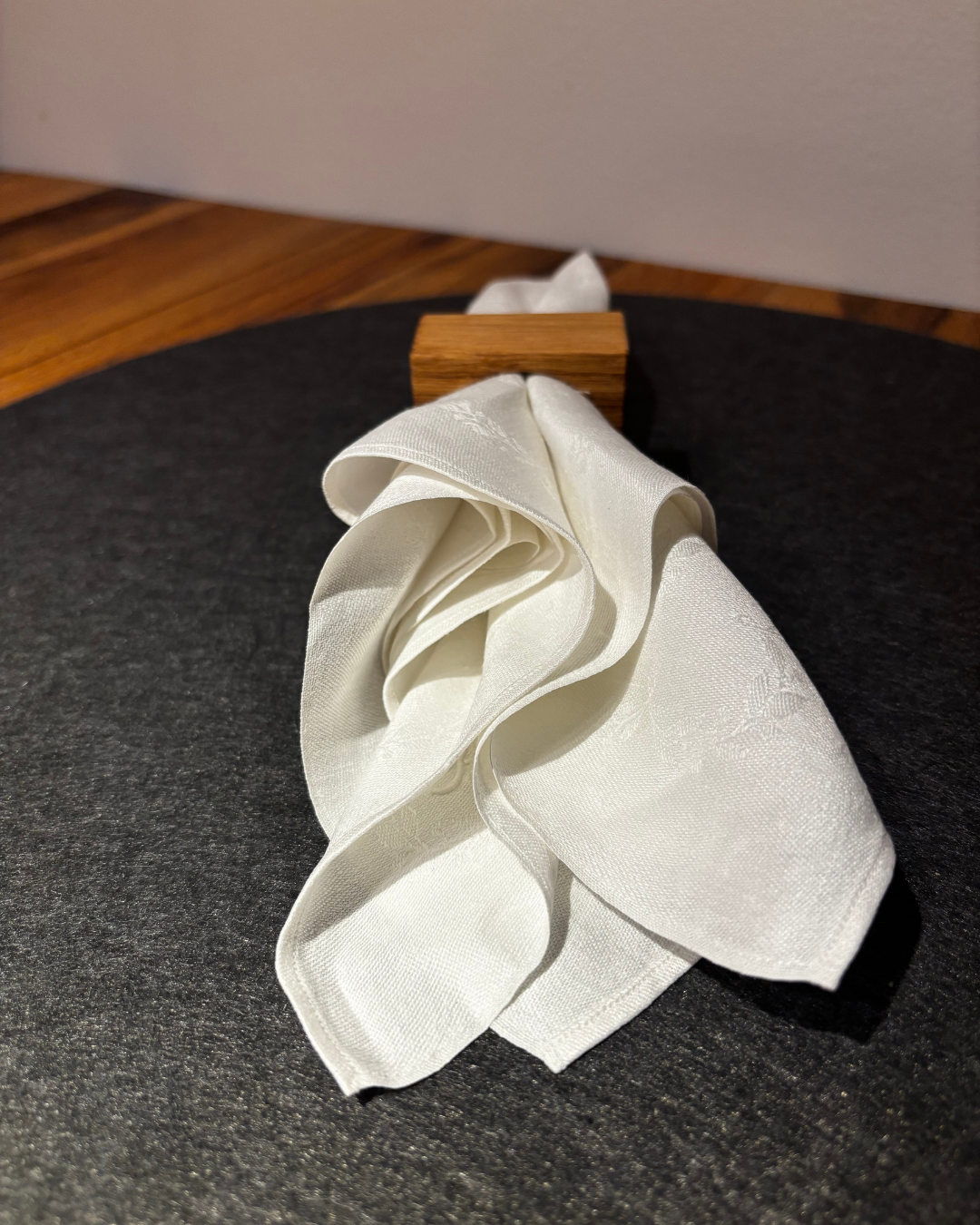 Serviettenringe „Kubus“ aus Eichenholz im Set – Personalisierbar mit Namen oder Initialen