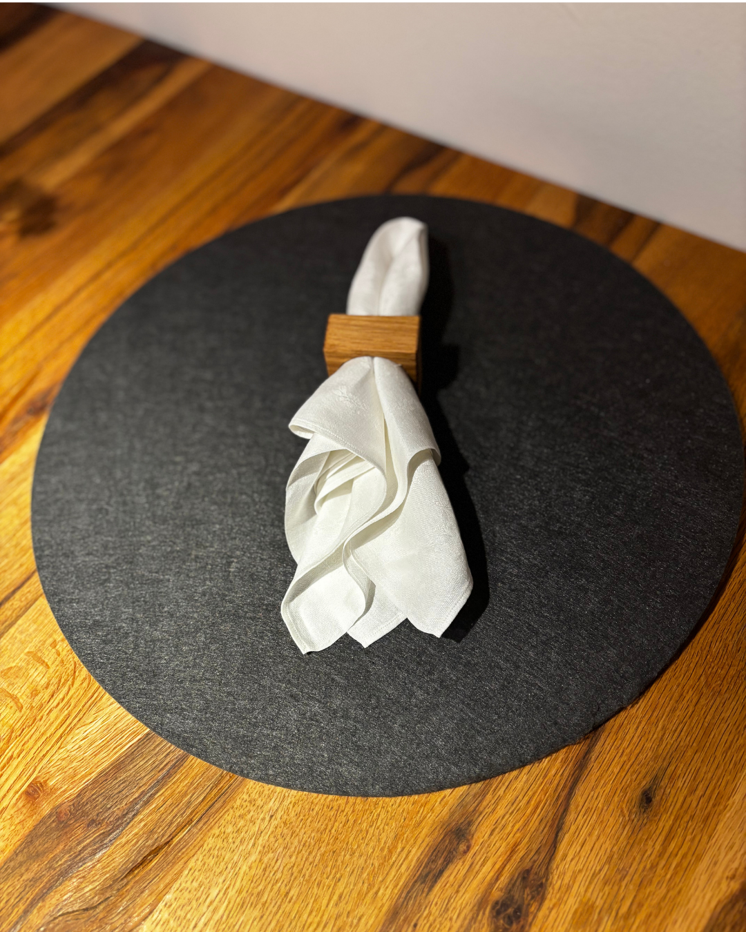 Serviettenringe „Kubus“ aus Eichenholz im Set – Personalisierbar mit Namen oder Initialen