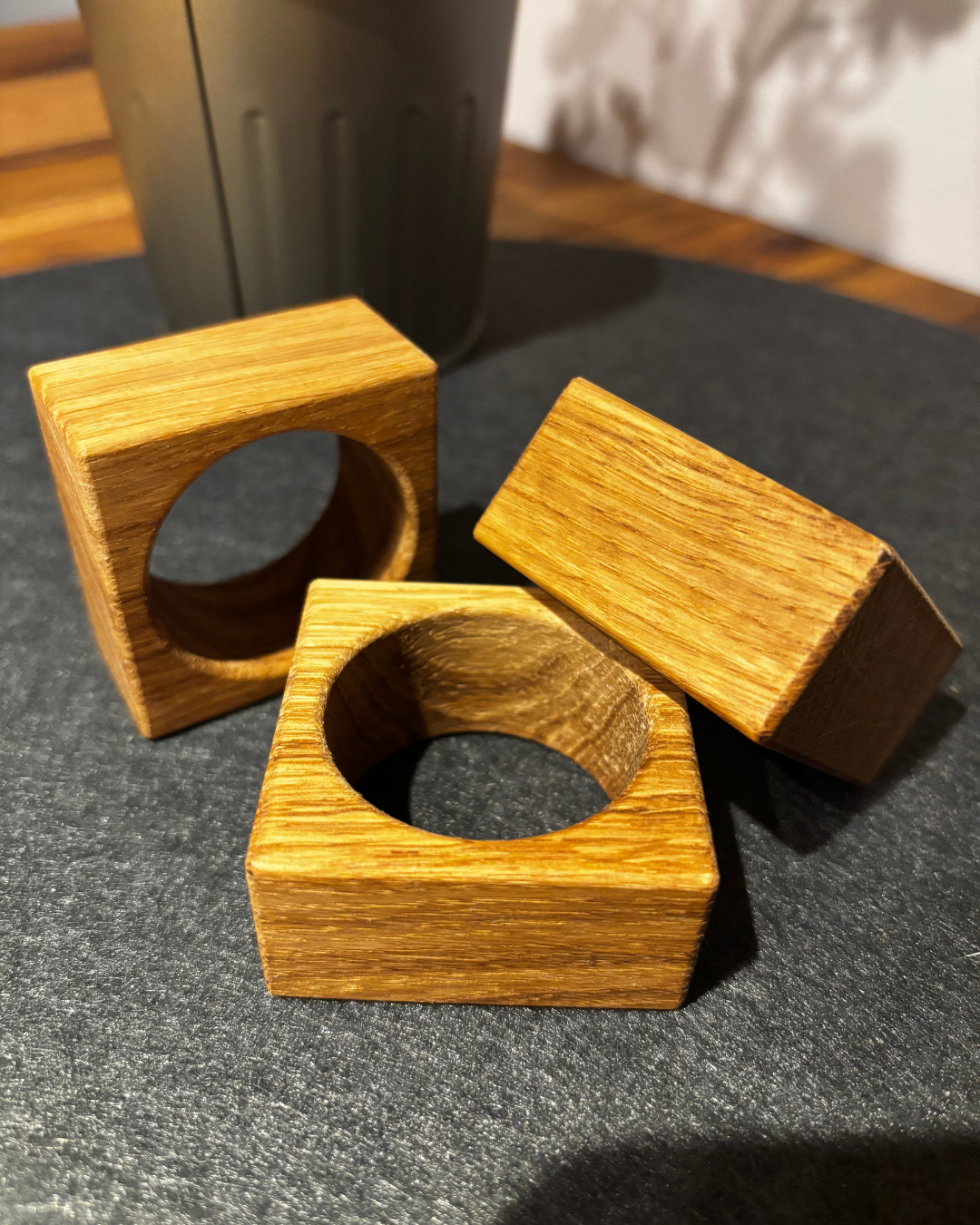 Serviettenringe „Kubus“ aus Eichenholz im Set – Personalisierbar mit Namen oder Initialen