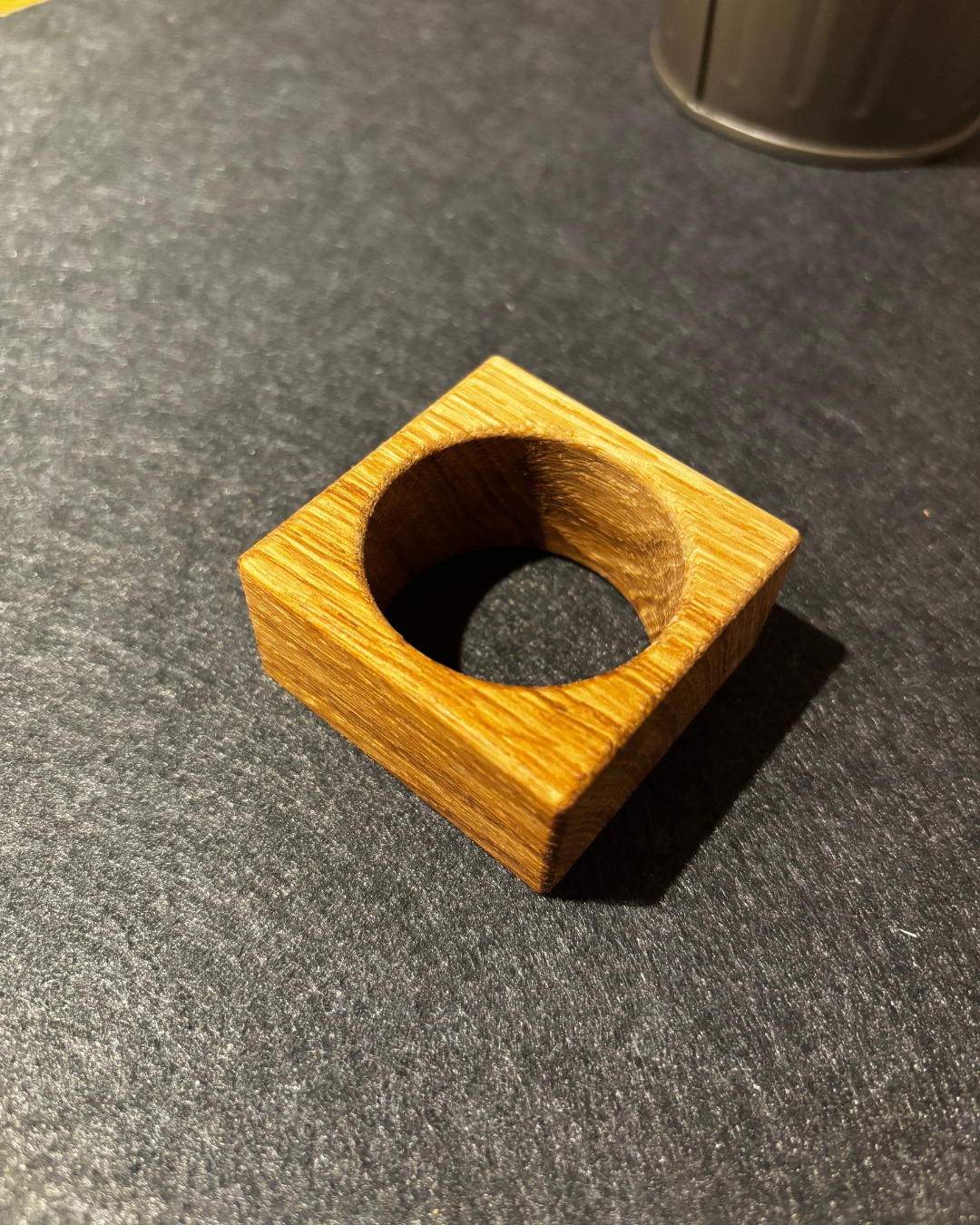 Serviettenringe „Kubus“ aus Eichenholz im Set – Personalisierbar mit Namen oder Initialen