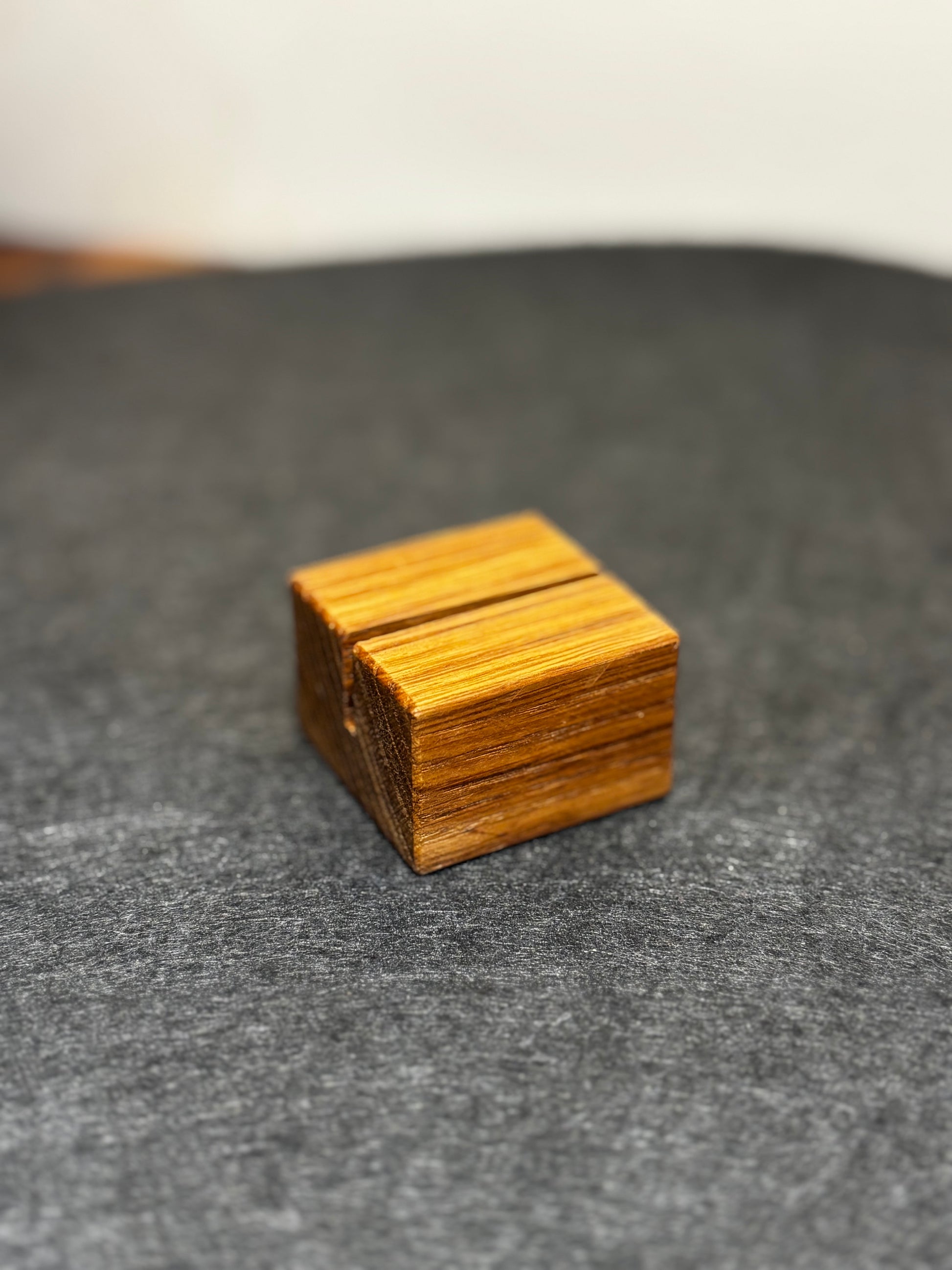 Meükartenhalter aus Eiche