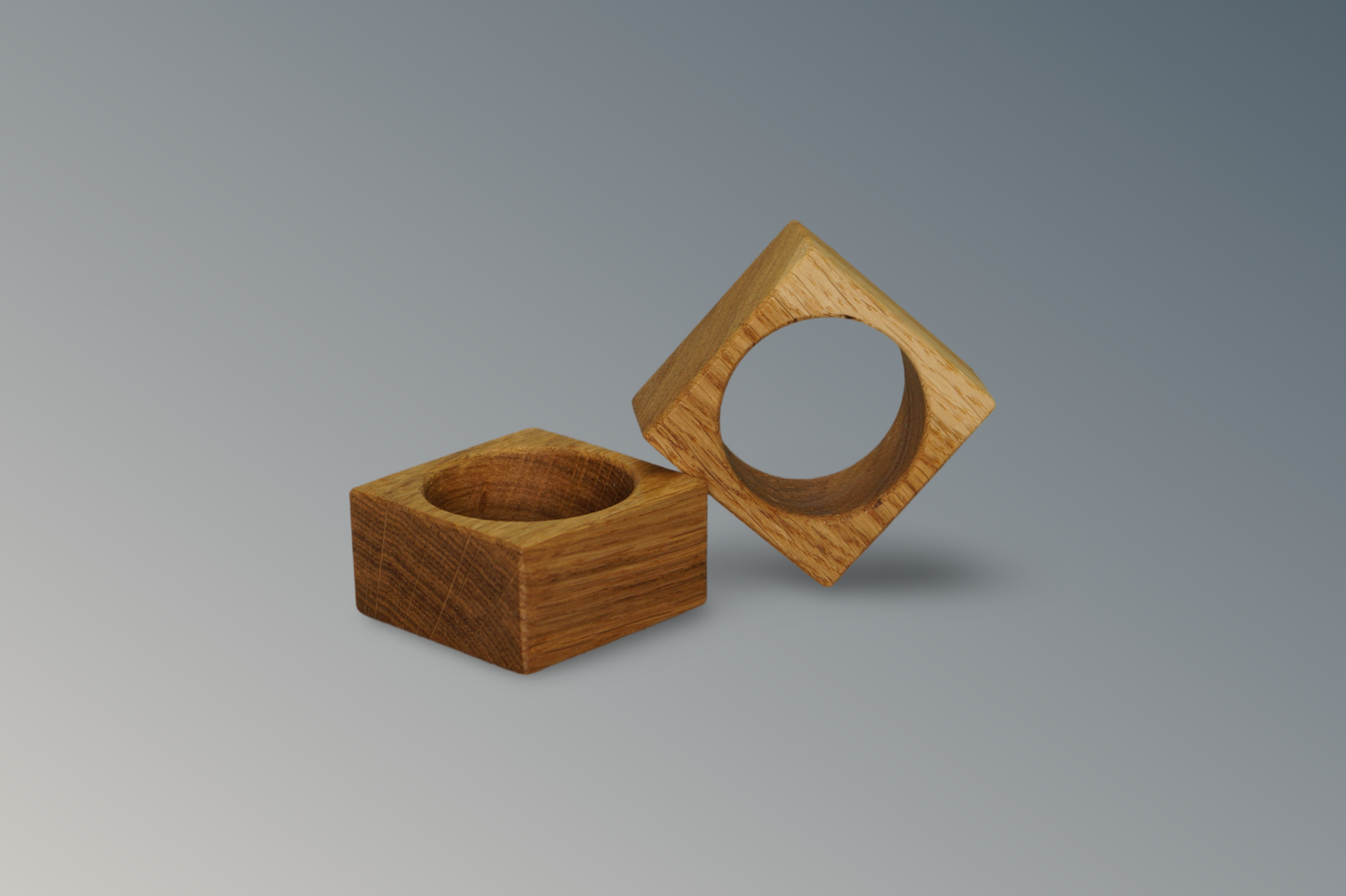 Zwei Serviettenringe aus Eiche