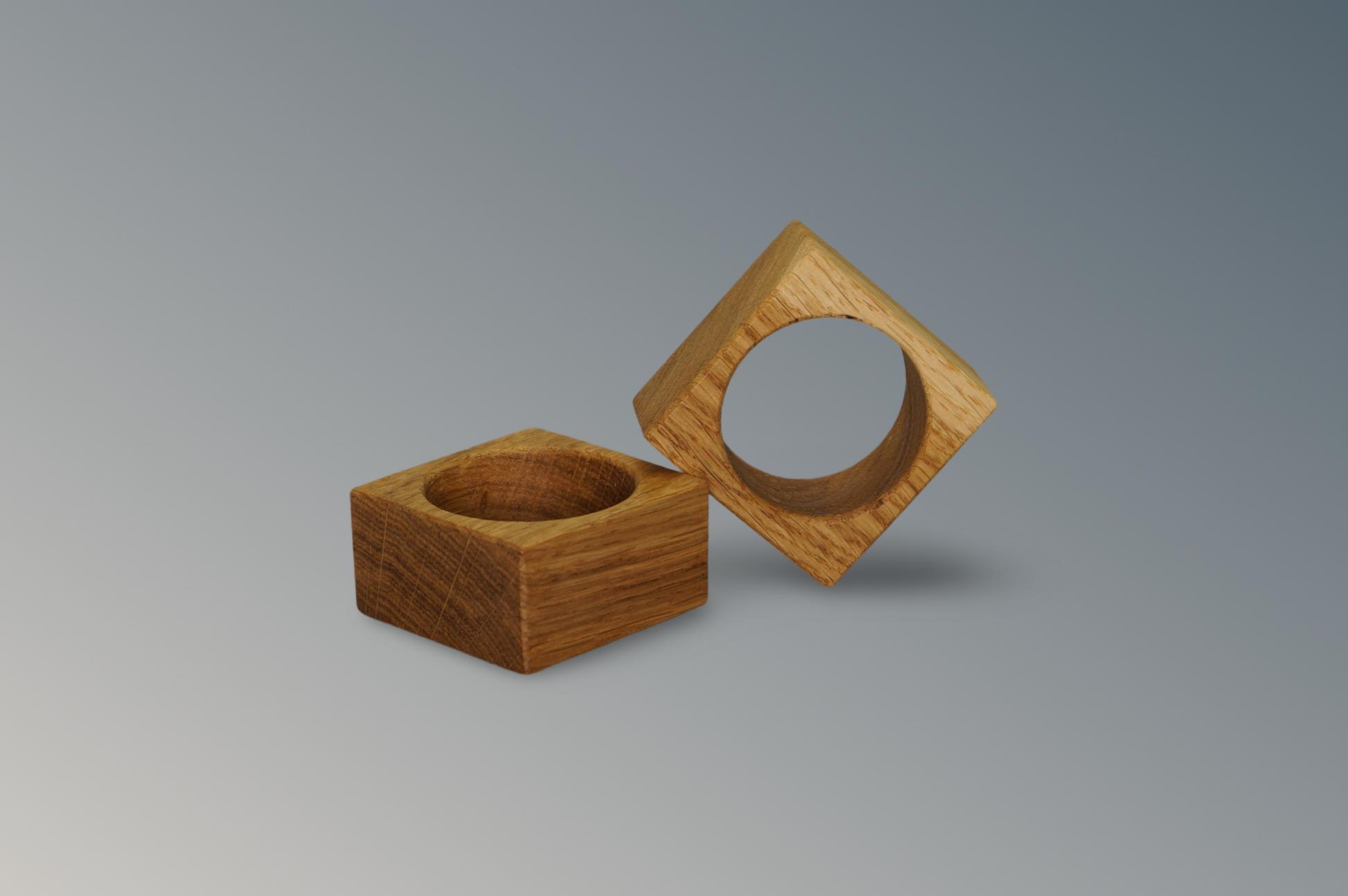 Zwei Serviettenringe aus Eiche